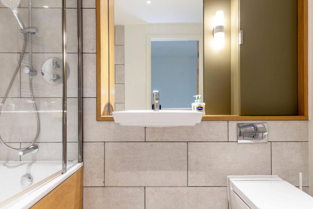 Stunning New 3 Bdr Duplex Wbalcony, East London Apartman Kültér fotó